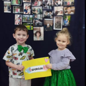 Dzieci podczas nagrywania video i foto relacji dla dziadków.