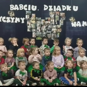 Dzieci podczas nagrywania video i foto relacji dla dziadków.