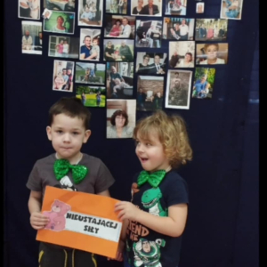 Dzieci podczas nagrywania video i foto relacji dla dziadków.