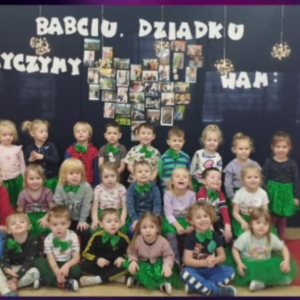 Dzieci podczas nagrywania video i foto relacji dla dziadków.