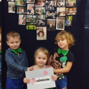 Dzieci podczas nagrywania video i foto relacji dla dziadków.