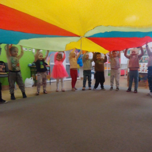 Zabawy muzyczno-ruchowe przygotowujące do balu karnawałowego.