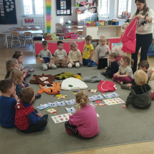 Dzieci przygotowują się do balu karnawałowego, poznają zasady bezpiecznej zabawy.