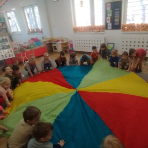 Zabawy muzyczno-ruchowe przygotowujące do balu karnawałowego.