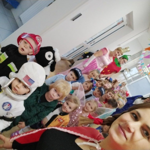 Dzieci w oczekiwaniu na rozpoczęcie balu karnawałowego.