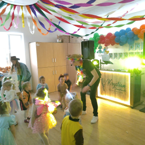 Dzieci podczas zabaw tanecznych z wodzirejem.