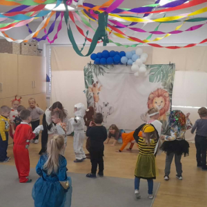 Zabawy muzyczno-ruchowe przygotowujące do balu karnawałowego.