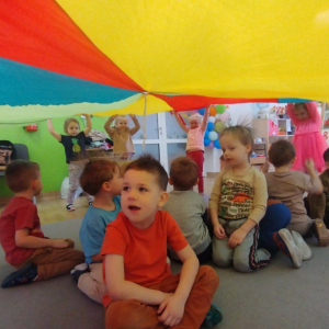 Zabawy muzyczno-ruchowe przygotowujące do balu karnawałowego.