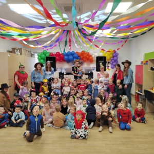 Pamiątkowe zdjęcie wszystkich grup przedszkolnych.