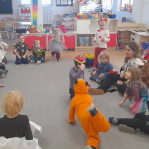 Dzieci przygotowują się do balu karnawałowego, poznają zasady bezpiecznej zabawy.