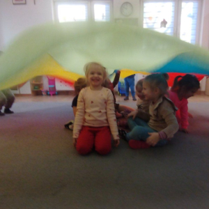 Zabawy muzyczno-ruchowe przygotowujące do balu karnawałowego.