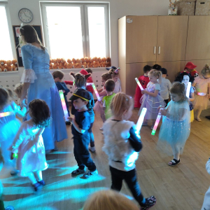 Dzieci tańczące podczas balu karnawałowego.