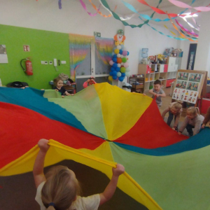 Zabawy muzyczno-ruchowe przygotowujące do balu karnawałowego.