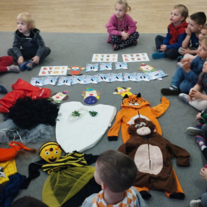 Dzieci przygotowują się do balu karnawałowego, poznają zasady bezpiecznej zabawy.