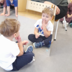 Dzieci nazywają swoje części ciała.