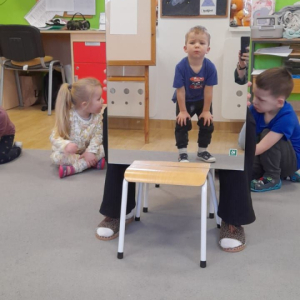 Dzieci nazywają swoje części ciała.