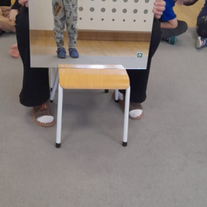 Dzieci nazywają swoje części ciała.