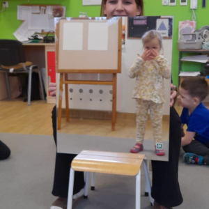 Dzieci nazywają swoje części ciała.