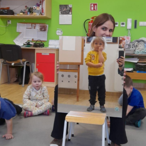 Dzieci nazywają swoje części ciała.