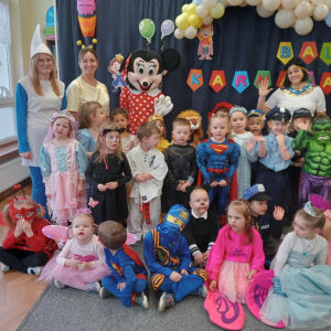 Panie i dzieci pozują do zdjęcia