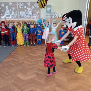 Dziewczynka w tańcu z maskotką