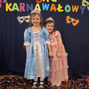 Siostry pozują do zdjęcia