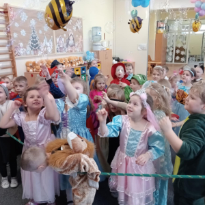 Dzieci łapią bańki