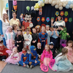 Panie i dzieci pozują do zdjęcia