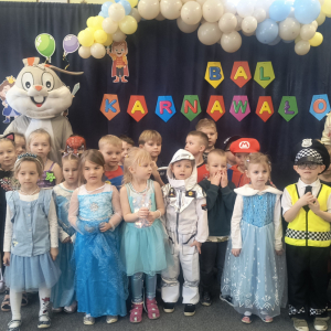 pamiątkowe zdjęcie dzieci z maskotka balu - Królikiem