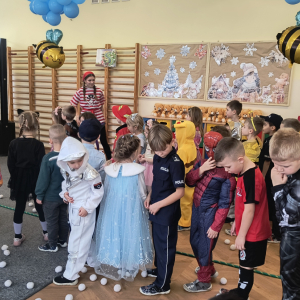 zabawa dzieci w przerzucanie "pereł"