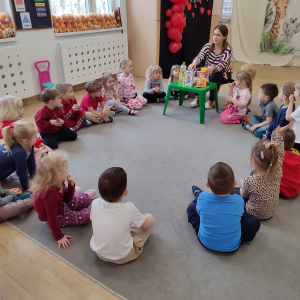 Dzieci podczas zapoznania się z potrzebnymi składnikami oraz z zasadami higieny.