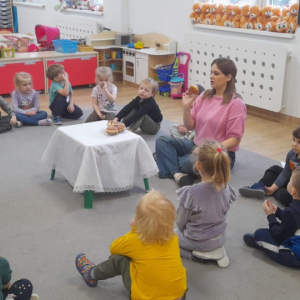 Dzieci poznają historię pączka.