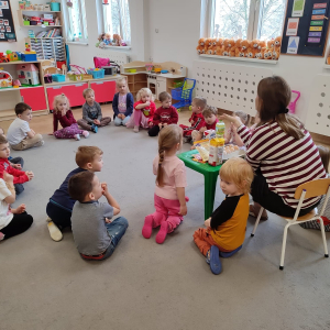 Dzieci podczas zapoznania się z potrzebnymi składnikami oraz z zasadami higieny.