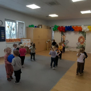 Dzieci podczas zabaw muzyczno-ruchowych.