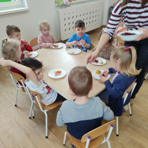 Dzieci podczas zajęć kulinarnych.