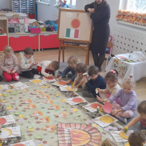 Dzieci podczas zajęć kulinarnych.