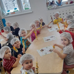 Dzieci podczas zajęć kulinarnych.