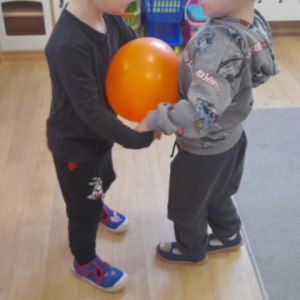 Dzieci podczas zabaw muzyczno-ruchowych.