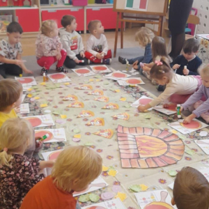 Dzieci układają wg przepisu papierową  "Pizzę". 