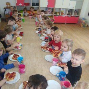 Dzieci podczas zajęć kulinarnych.