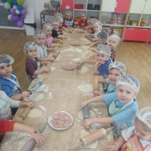 Dzieci podczas zajęć kulinarnych.