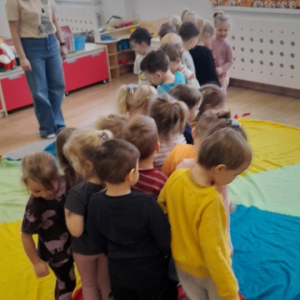 Dzieci podczas zabaw muzyczno-ruchowych.