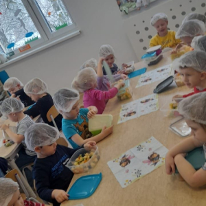 Dzieci podczas zajęć kulinarnych.