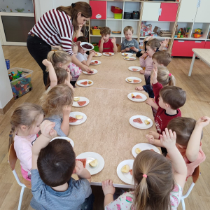 Dzieci podczas zajęć kulinarnych.