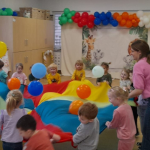 Dzieci podczas zabaw muzyczno-ruchowych.