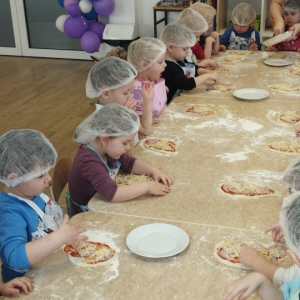 Dzieci podczas zajęć kulinarnych.