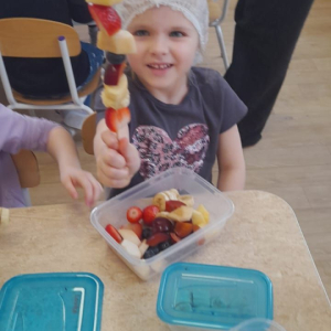 Dzieci podczas zajęć kulinarnych.