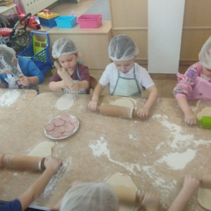 Dzieci podczas zajęć kulinarnych.