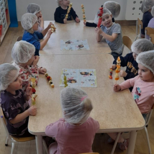 Dzieci podczas zajęć kulinarnych.