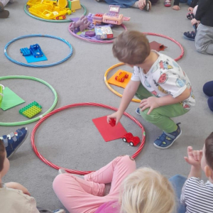 Dzieci utrwalają kolory, segregują zabawki.